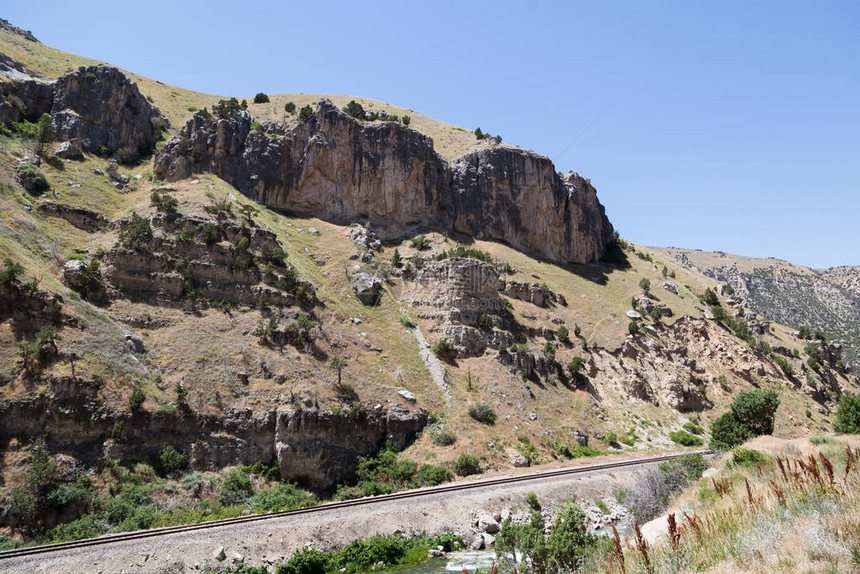 比格霍恩河附近的铁路轨迹侵蚀了风河峡谷的岩石层了数百万年的地质学家们图片