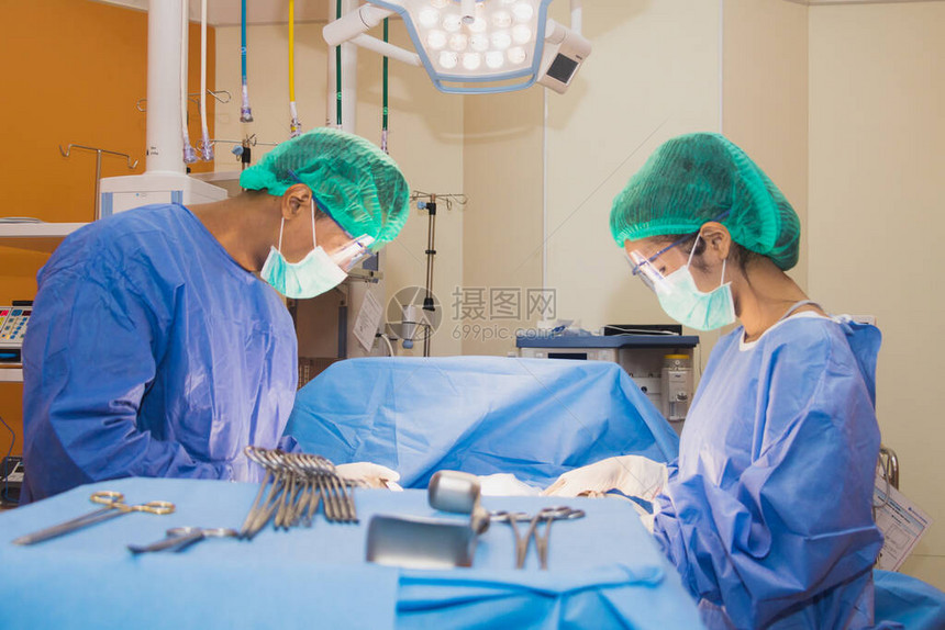 手术团队正在手术室为病人进行手术图片