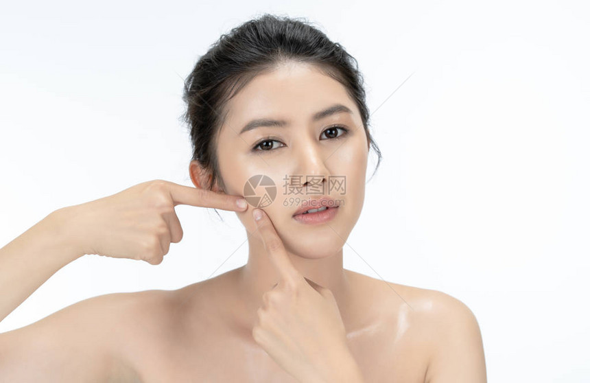皮肤问题的脸美丽的年轻亚洲女人不开心正在她脸上的皮肤上挤青春痘痤疮粉刺清洁油干图片