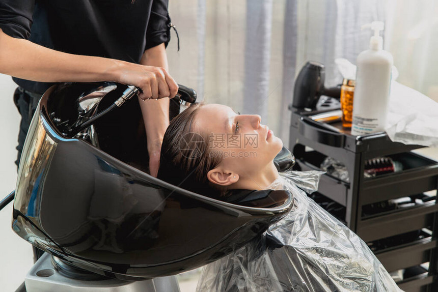 发型师在美发沙龙洗女人头图片