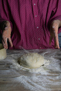 女人用面粉面粉喷洒的面粉把一图片