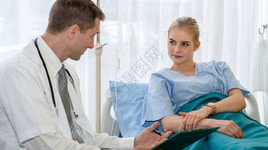 物理医生在医院向患者解释疾病症状和治疗方法的图片