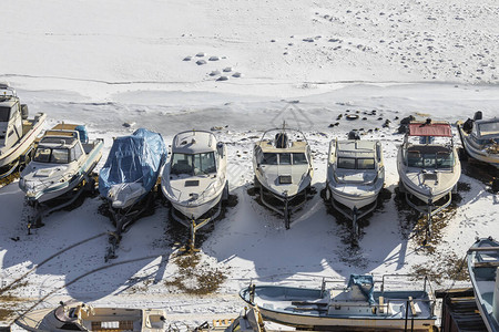 雪岸上的各种船只图片