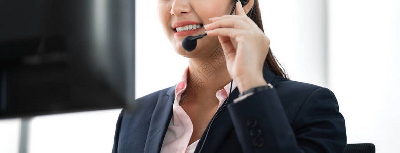 美丽快乐的微笑女商人操作员客户支持电话服务图片