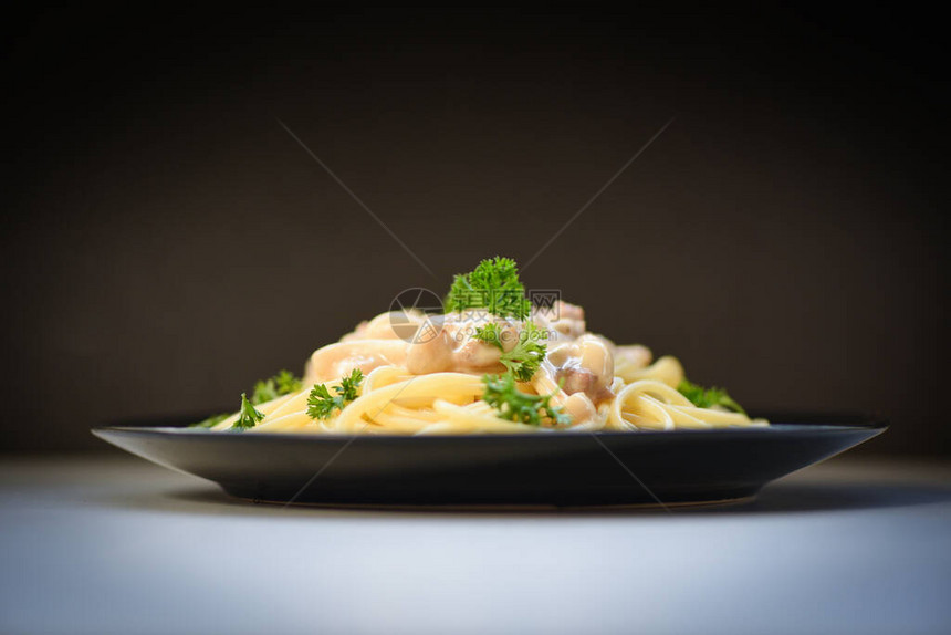 意大利面意大利面与欧芹一起在餐厅意大利食品和菜单概念黑色背景中的意大利面carbona图片