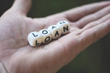 汽车和住宅贷款协议及批准概念手头贷款单词的融图片
