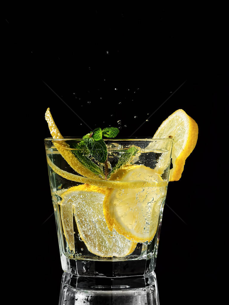 一杯子加柠檬汁或莫吉托鸡尾酒加柠檬和薄荷复图片