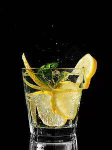 一杯子加柠檬汁或莫吉托鸡尾酒加柠檬和薄荷复图片