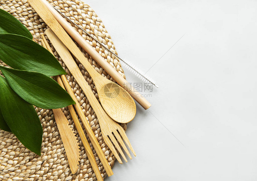 白色背景的生态友好竹制餐具图片