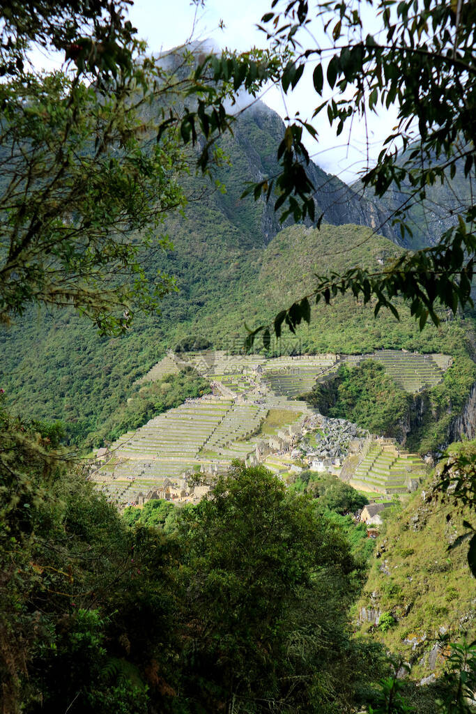 从秘鲁乌班巴库斯科马丘比的HuaynaPicchu山鸟瞰图片