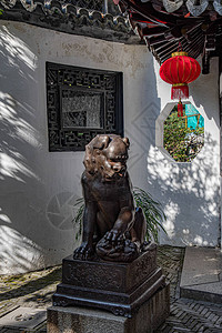 东方风格的古董狮子雕像和背景中的国红上海老城豫园雕塑细节也被图片