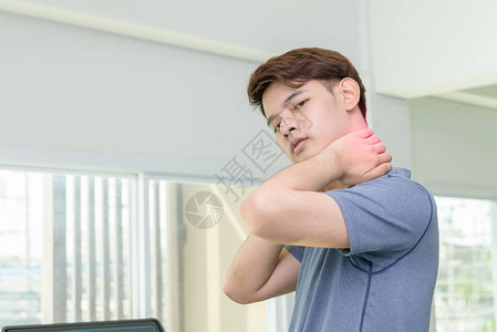 亚洲运动员颈部疼痛运动行使图片