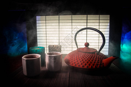 茶概念日本茶道文化东方饮料桌子上的茶壶和杯子图片