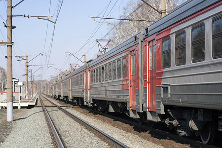 红色橙色灰色的俄罗斯电动火车图片