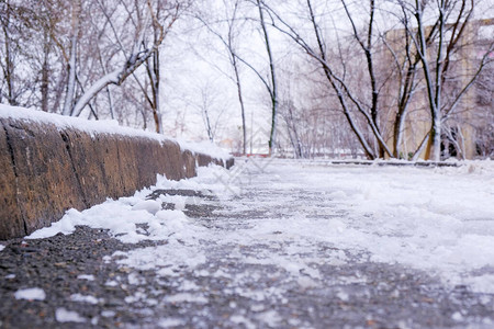在市府院落的冬季研究中被雪融化覆盖的公路状况差冬图片