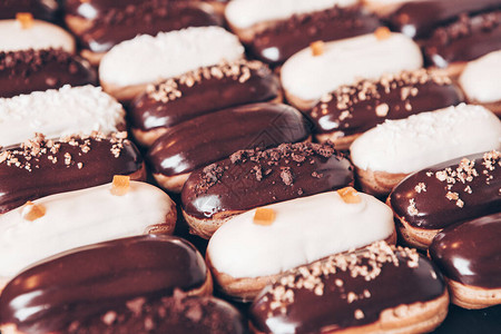 传统的法式泡芙配巧克力美味的甜点自制蛋糕泡芙甜点糕点充满奶油图片