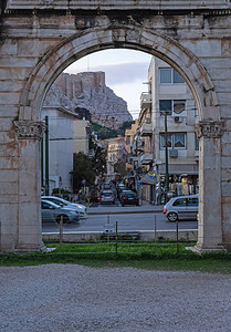 文明施工牌穿过希腊奥林匹亚宙斯圣殿拱门的雅典街视背景