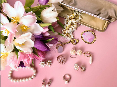 粉红色蛋白石黄金首饰白色珍珠戒指女配饰和耳环图片