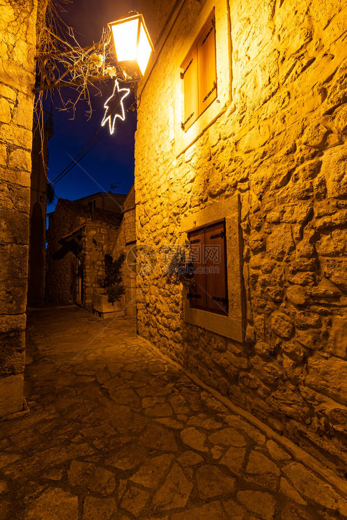 克罗地亚Dalmatian沿海城市Pakotane夜间的Dalmatian沿海城市Pa图片