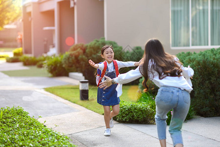 女孩在放学后回家时的情绪幸图片