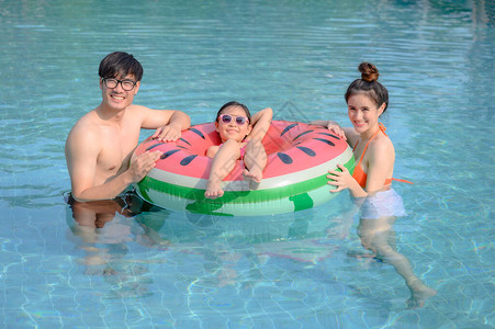 家庭在夏天的游泳池里享受和快乐一起感图片