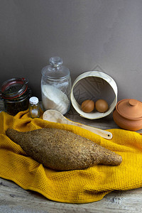 本底黄毛巾上的燕麦面食包为面粉一罐面粉香料图片