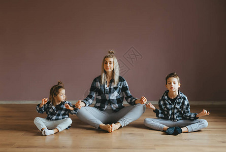 家庭运动瑜伽概念图片