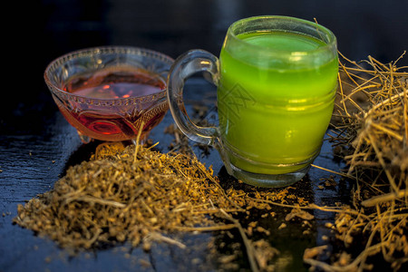 绿色的提取果汁Shankhpushpi或混凝土颗粒根图片