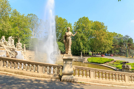 意大利都灵雕塑三月喷泉12个月是华伦天奴公园最重要的建筑作品之一由CarloCeppi182919图片