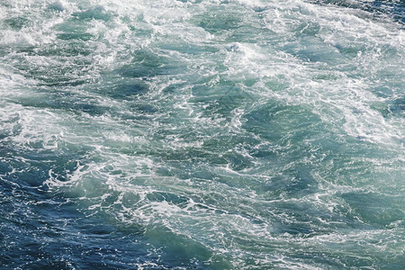 绿松石色海和中的船波图片