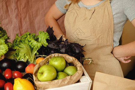 市场上的有机蔬菜和水果有机食品店的女卖家和产品健康营养饮食零浪费生活方式概念网页设计背景图片