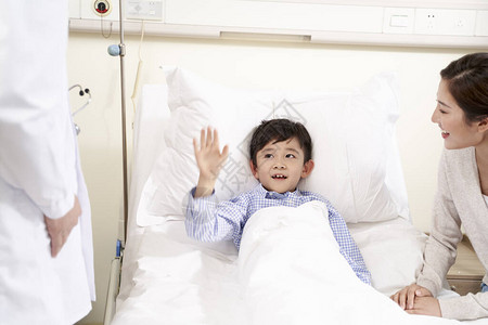 躺在医院病房床上的5岁和5岁的孩子在向图片