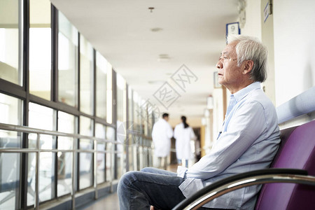 坐在医院走廊里坐着的亚洲老人看图片