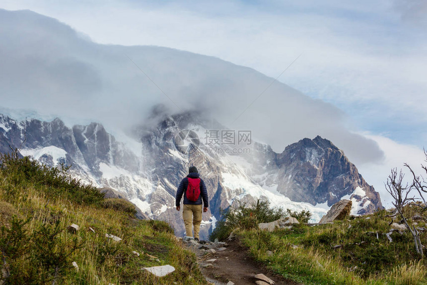 在阿根廷巴塔哥尼亚山脉徒步旅行图片