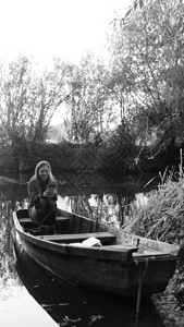 一个年轻女子在夏日划船图片
