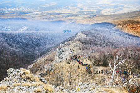 徒步旅行自然山区群体走出户外健康活动图片