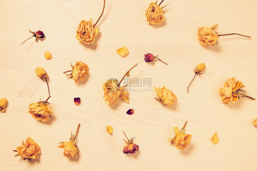 由木制背景上的干玫瑰花蕾制成的花卉组合物博客季节卡片和网页设计的美丽背景顶视图平图片