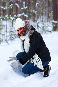 女人在冬季森林里玩雪快乐图片