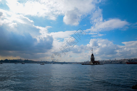 Maiden塔或KizKulesi与漂浮旅游船一起在伊斯坦布尔的Bospho背景图片
