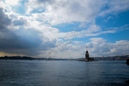 Maiden塔或KizKulesi与漂浮旅游船一起在伊斯坦布尔的Bospho背景图片