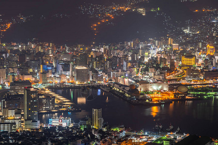 长崎市的夜晚灯火通明稻佐山观景台甲板的全景夜世界著名的风景名胜区图片