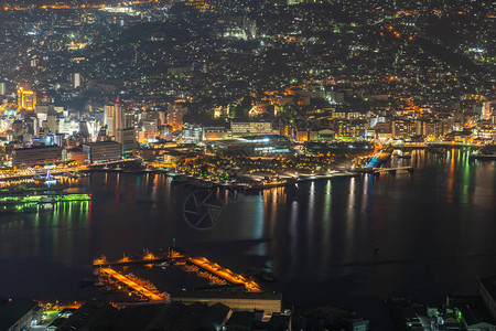 长崎市的夜晚灯火通明稻佐山观景台甲板的全景夜世界著名的风景名胜区图片