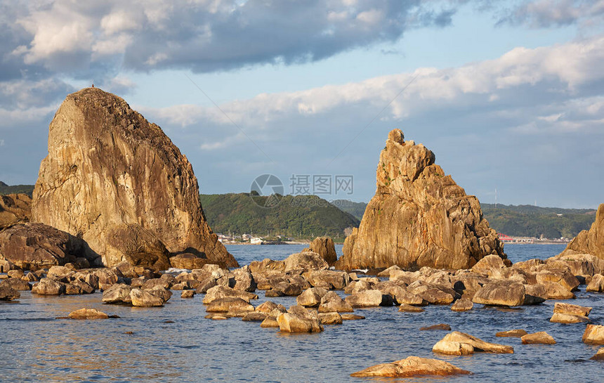在日落光线下通往串本附近的大岛的一系列岩石和歌山县图片