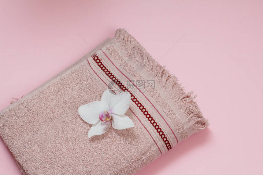 软毛巾和白兰花芽在粉红色背景图片