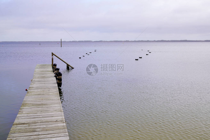 冬季停泊船只用木头浮游船的陆地全景中Sang图片