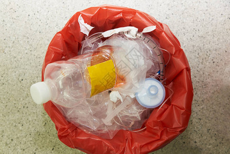 红垃圾箱中用于生物危害处理的内分泌管尿图片