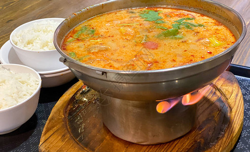 典型的泰国菜牛肉汤和下面的火焰图片