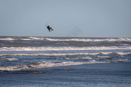 冬季在荷兰HoekvanHolland附近的北海边Kite冲浪图片