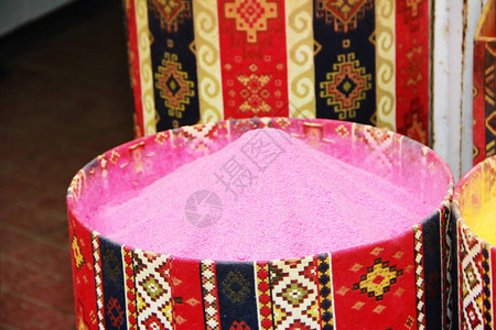 传统东方干粉红石榴茶在装饰篮中图片