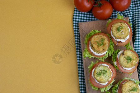三明治配生菜奶酪西红柿和烤西葫芦图片